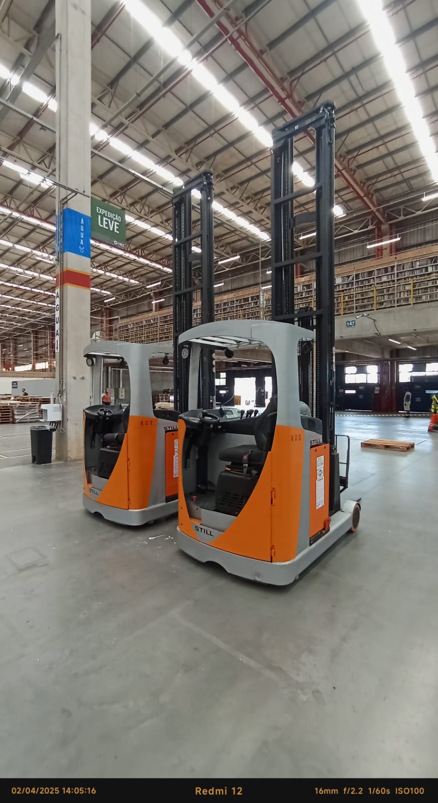 Empilhadeiras retráteis STILL em galpão logístico