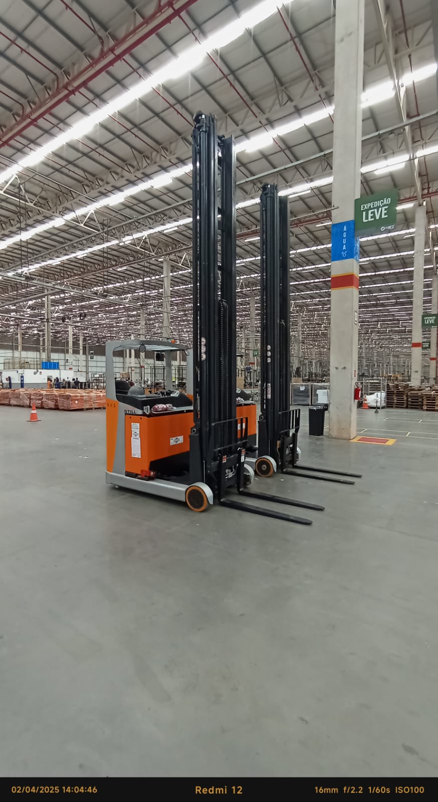 Empilhadeira retrátil STILL em centro de distribuição