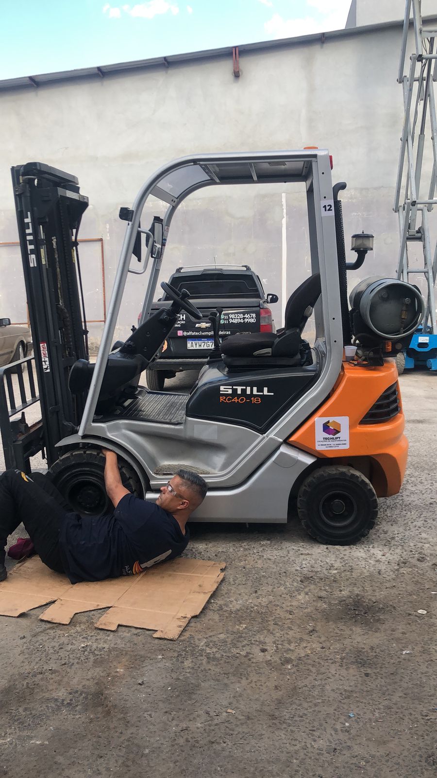 Empilhadeiras retráteis vistas de frente em armazém