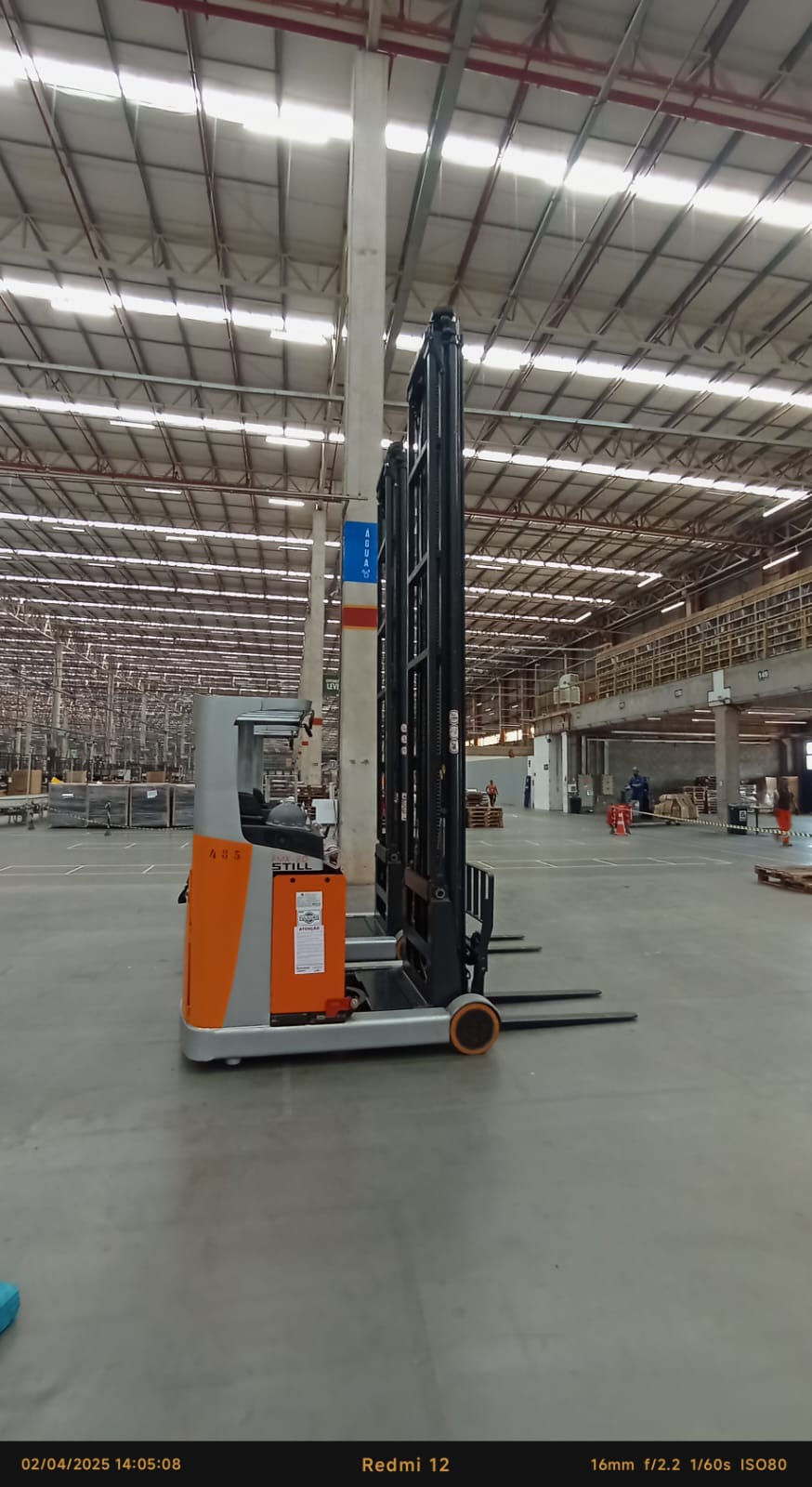 Técnico inspecionando empilhadeiras retráteis