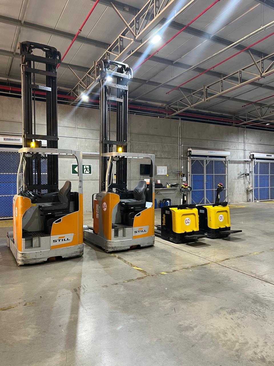 Empilhadeira retrátil STILL em operação