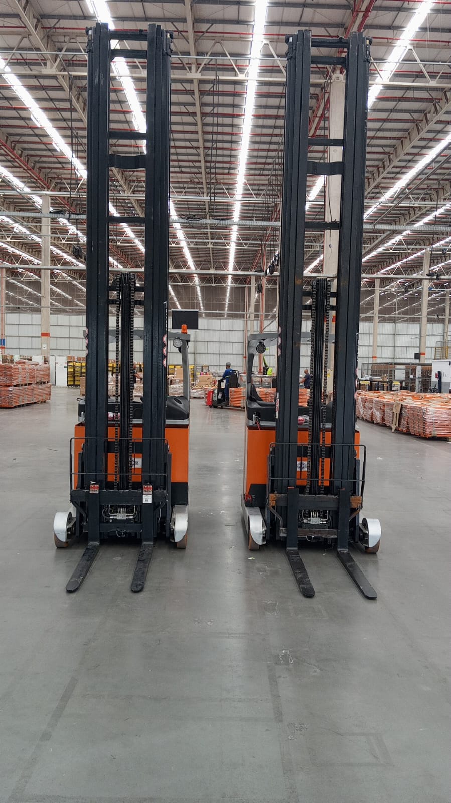 Frota de empilhadeiras e transpaleteiras em galpão